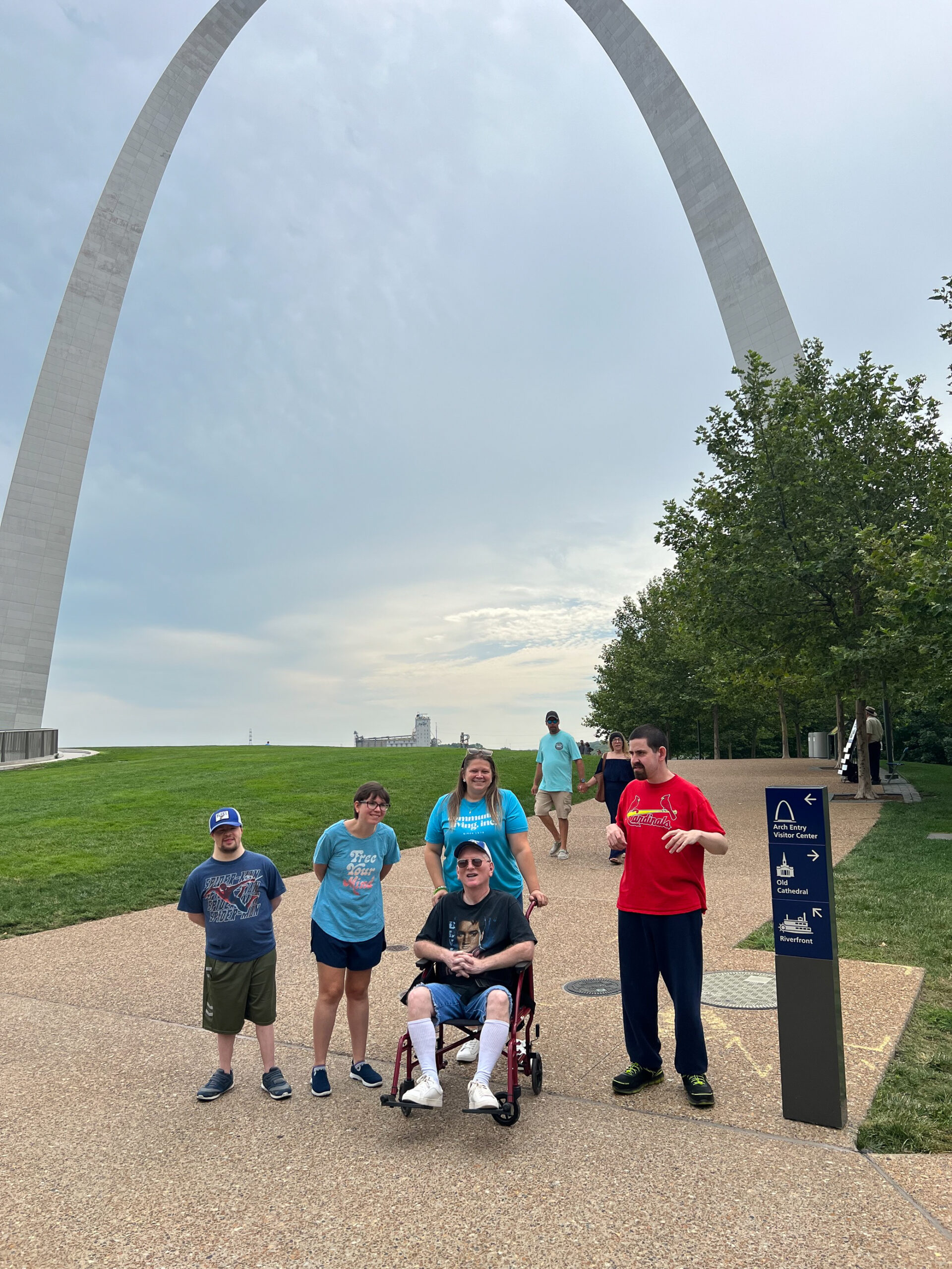Mahon center staff and participants stand outside, in front of the Gateway Arch